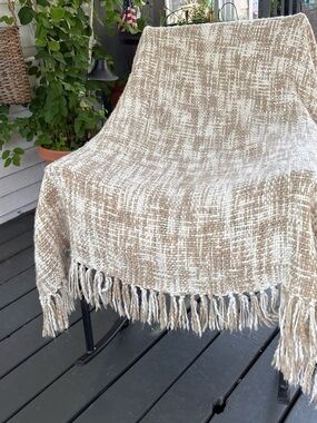 Source Unknown Beige and White Woven Throw Blanket with Fringe